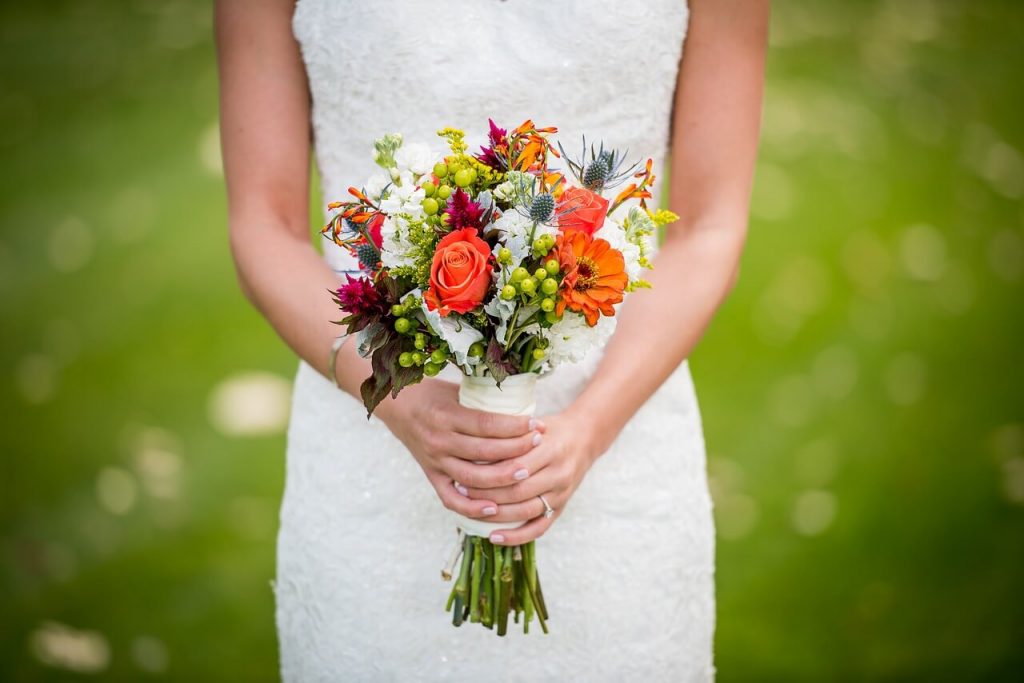 Bouquet de novia con flores silvestres naranjas